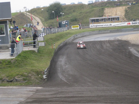 Dennis Munch krydser linien som vinder af 2 heat.